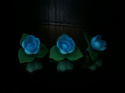 Róża pączek z listkiem niebieska 1 op.(45 szt)