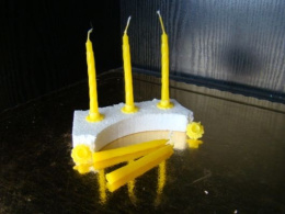 Świeczka urodzinowe z podstawką żółte -1 szt