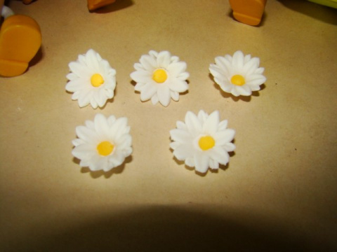 Szafranki - białe - 2,5cm 1 op (5szt) Szafranki - białe - 2,5cm 1 op (5szt)